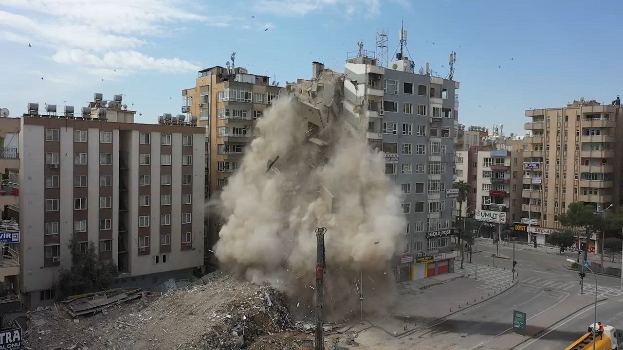 Şanlıurfa’da ağır hasarlı 10 katlı bina kontrollü yıkıldı