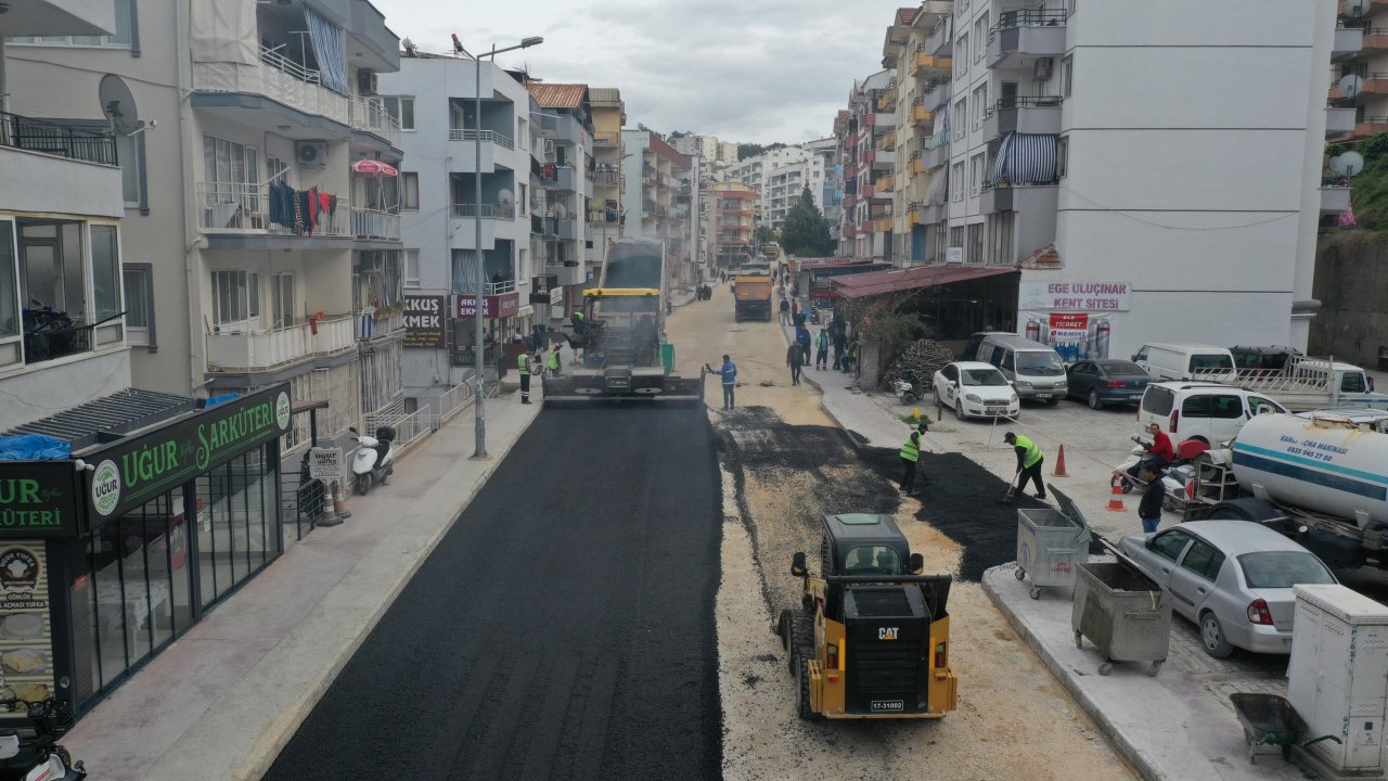 Kuşadası İki Çeşmelik Caddesi'nde asfaltlama çalışması