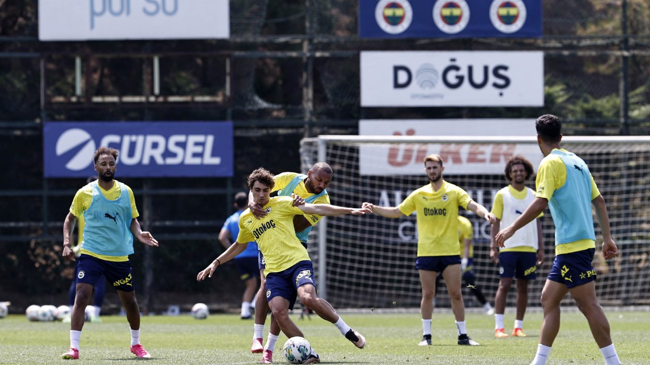 Fenerbahçe, günün ilk antrenmanında pas çalışması gerçekleştirdi