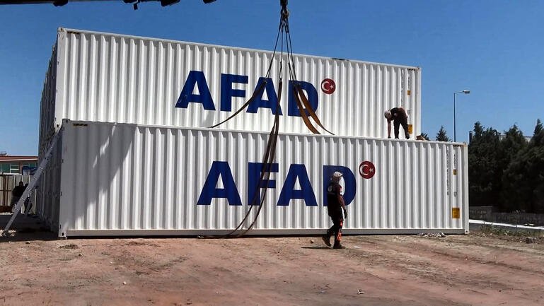 AFAD Silivri'de oluşturulan merkeze konteyner depolamaya başladı