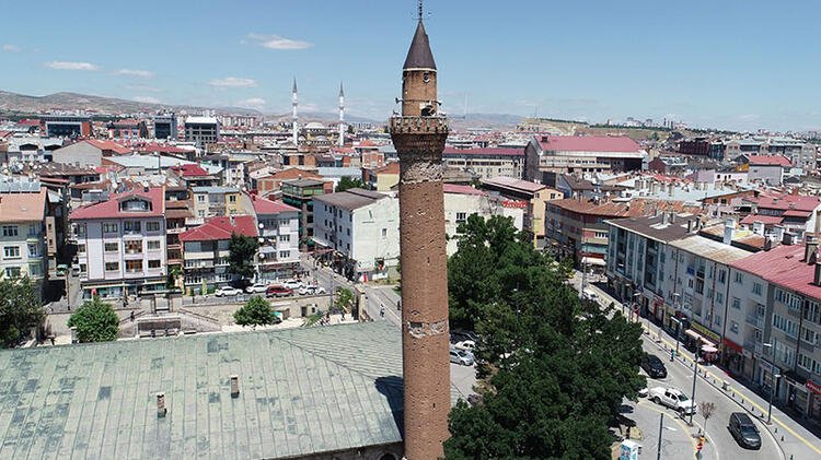 Tarihi minarenin kayıp yazıları 'bisküviden' çıktı