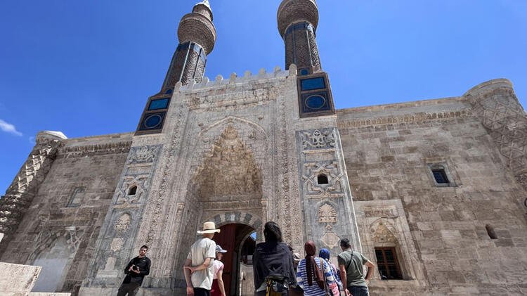 Ziyaretçi yoğunluğu yaşayan Gök Medrese, eğitime de kapılarını açıyor