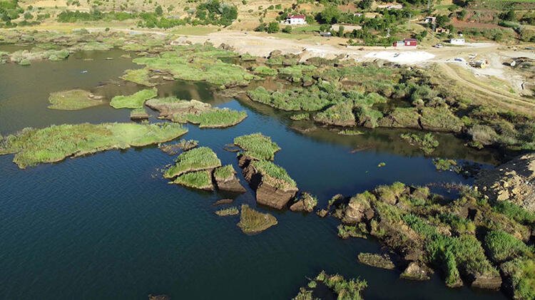 Baraj gölündeki yüzen adalar, sabitlenerek tahrip olması engellendi