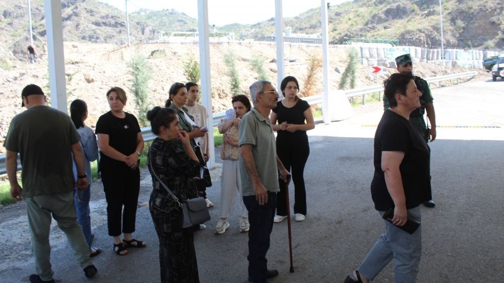 Armenian residents of Azerbaijan’s Karabakh freely pass through Lachin border checkpoint to Armenia