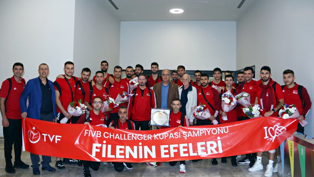 Challenger Kupası şampiyonu Filenin Efeleri, yurda döndü