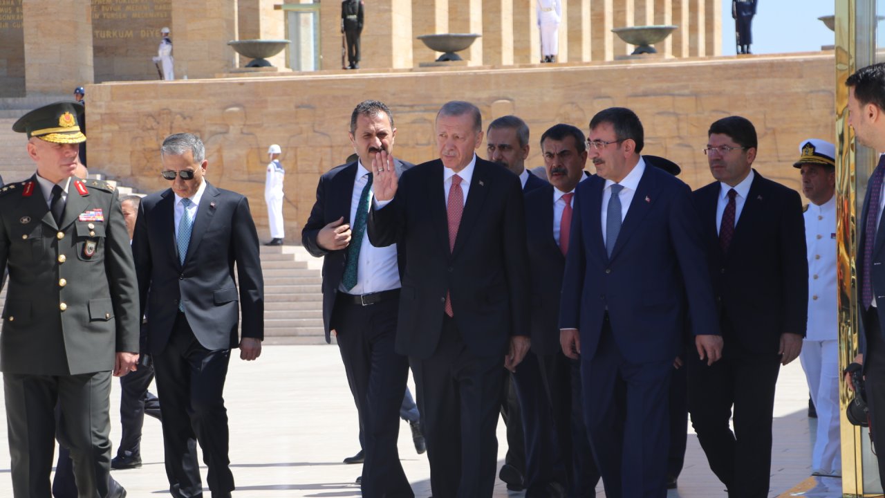 Cumhurbaşkanı Erdoğan, YAŞ üyeleriyle Anıtkabir'i ziyaret etti