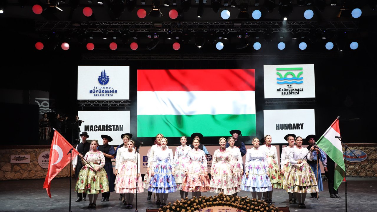 Hungarian dancers sang Izmir March in Turkish