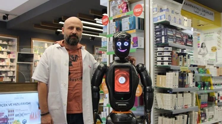 Yapay zeka robotu 'Marbot Ada', Yalova'da eczanede işbaşı yaptı