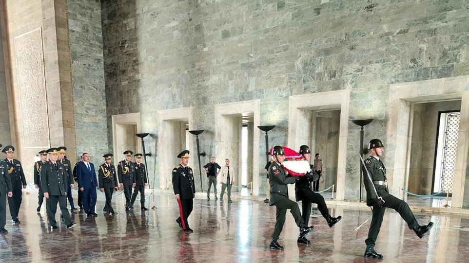 Azerbaijani Defense Minister visits Anıtkabir mausoleum in Türkiye