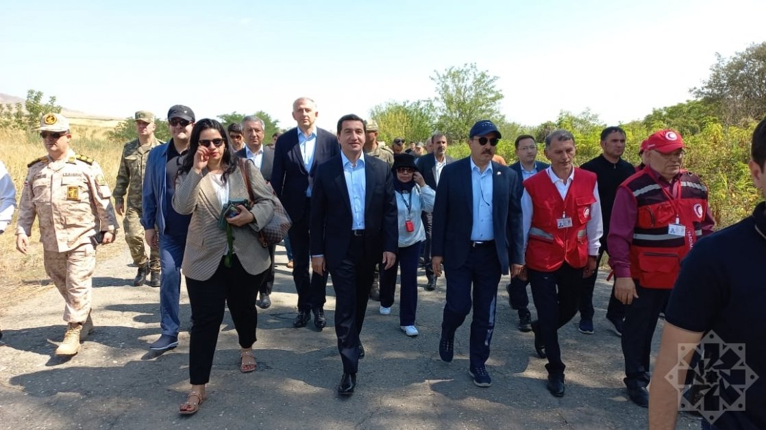 Foreign diplomats get acquainted with food cargo storage point of Azerbaijan Red Crescent Society on Aghdam-Khankendi road