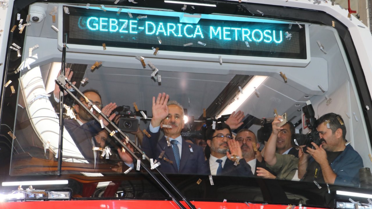 Bakan Uraloğlu, ilk yerli sürücüsüz metro aracını tanıttı