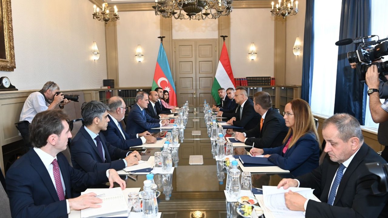 Azerbaijani, Hungarian FMs hold expanded meeting