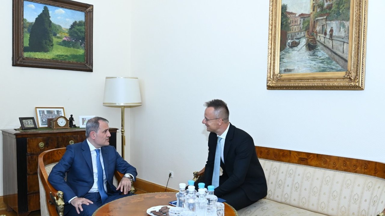 Azerbaijani FM and his Hungarian counterpart hold one-on-one meeting