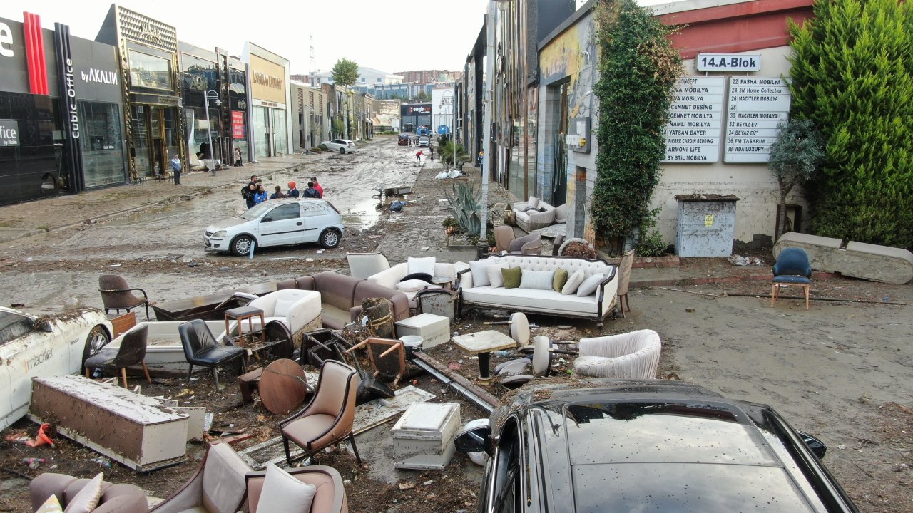 İstanbul'u sel vurdu: 2 ölü, 12 yaralı