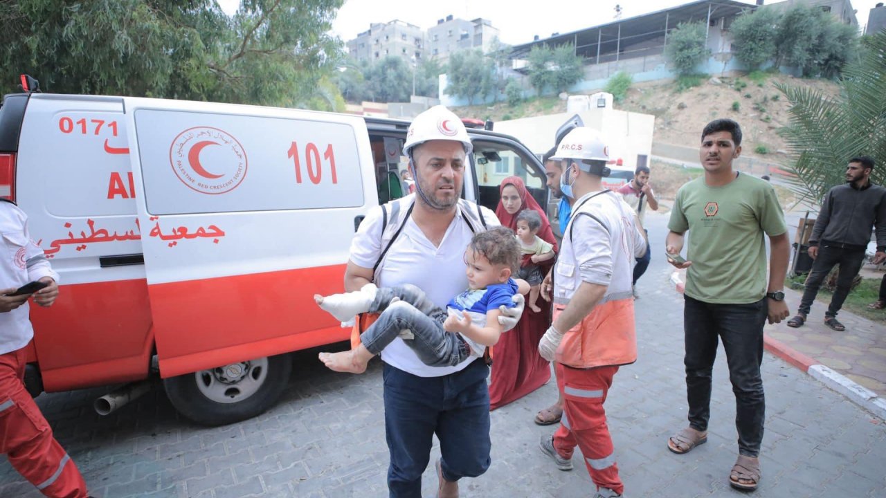 Gazze'de yaralanan çocuklar objektiflere böyle yansıdı