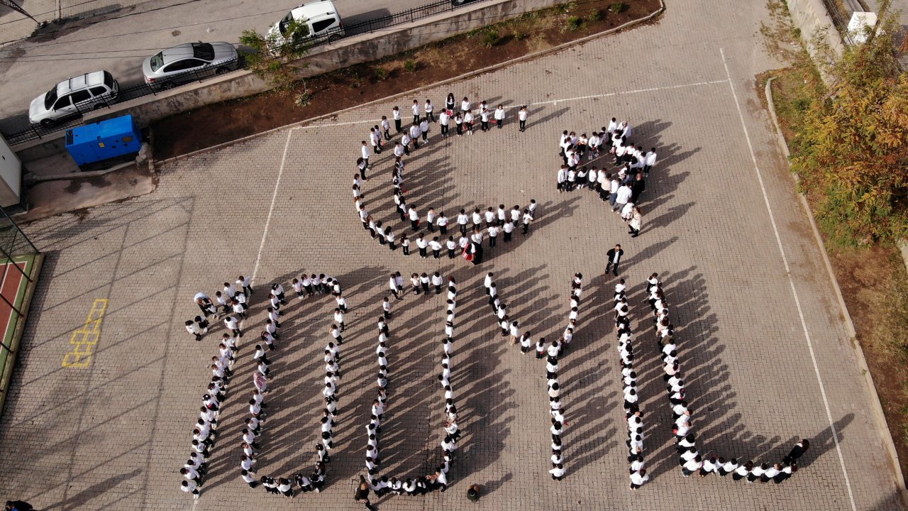 Öğrenciler bedenleriyle '100'üncü yıl' görseli oluşturdu; dronla görüntülendi