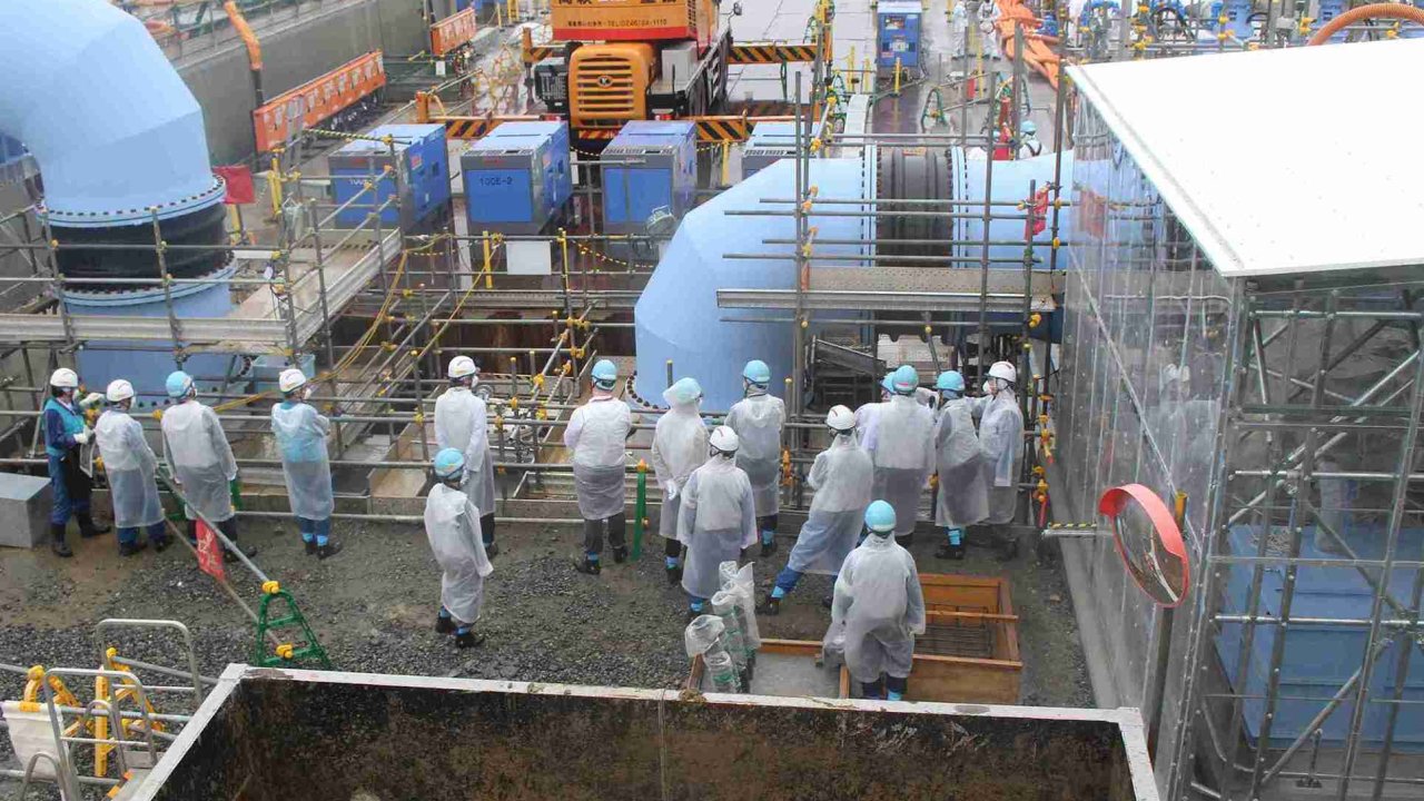 Fukushima'da atık suyla temas eden 2 işçi hastaneye kaldırıldı