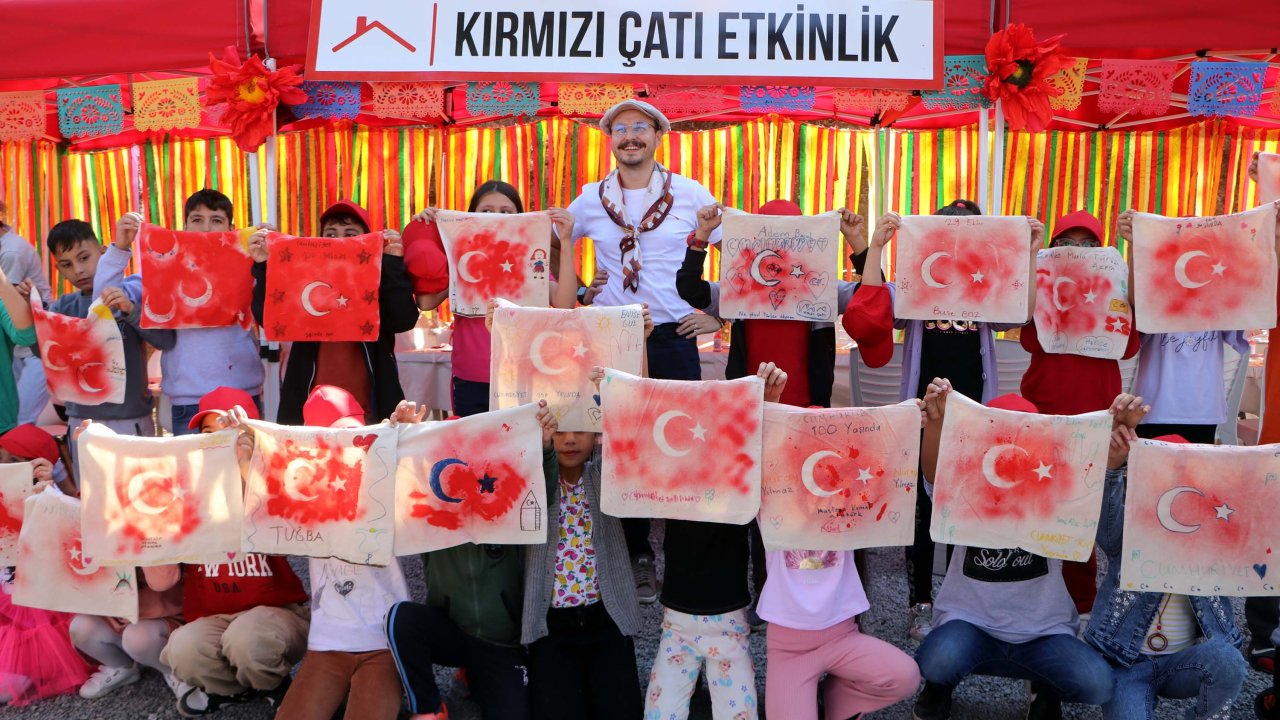 Depremzede çocuklar ‘Kırmızı Çatı’ projesiyle Cumhuriyetin 100’üncü yılını kutladı