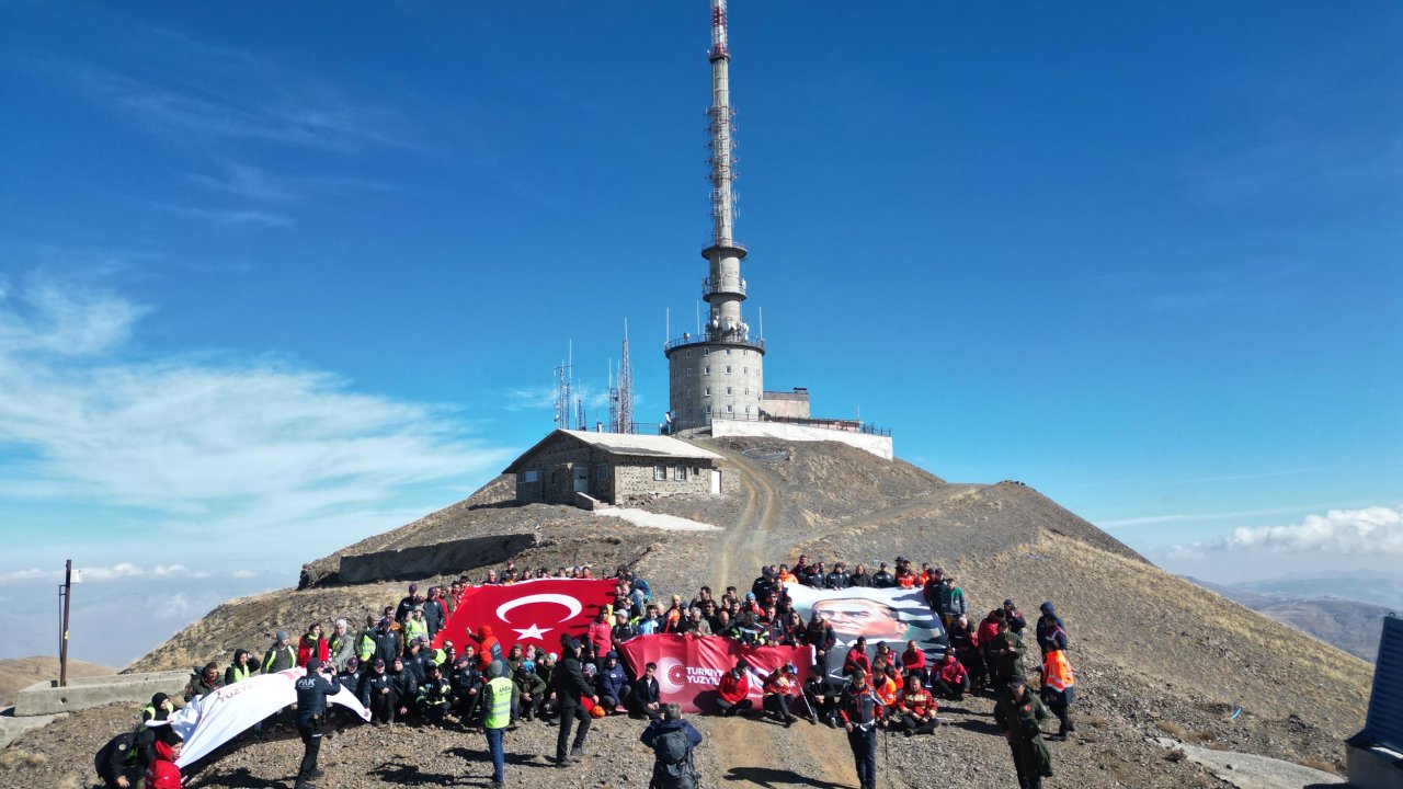 Palandöken zirvesine yürüyüp, Türk bayrağı ve Atatürk posteri açtılar