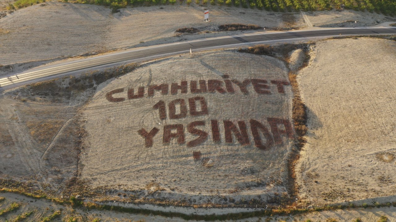 Ziraat mühendisi tarlaya, 'Cumhuriyet 100 yaşında' yazdı