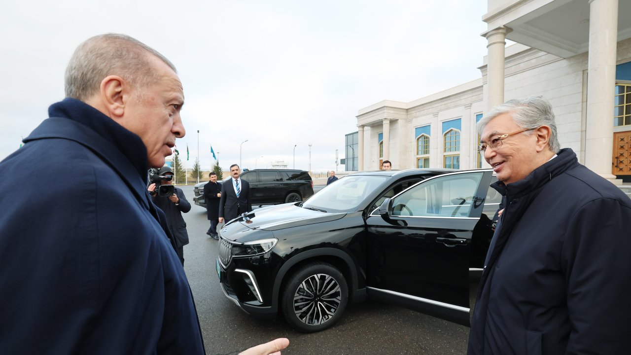 Erdoğan, Tokayev’e TOGG hediye etti