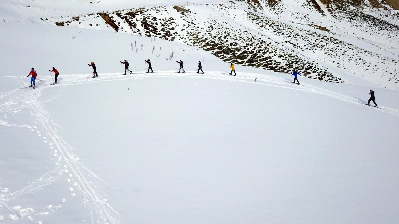 Bitlis'te kayakçılar, 2 bin 150 rakımlı Nemrut Dağı'nda yarışmalara hazırlanıyor