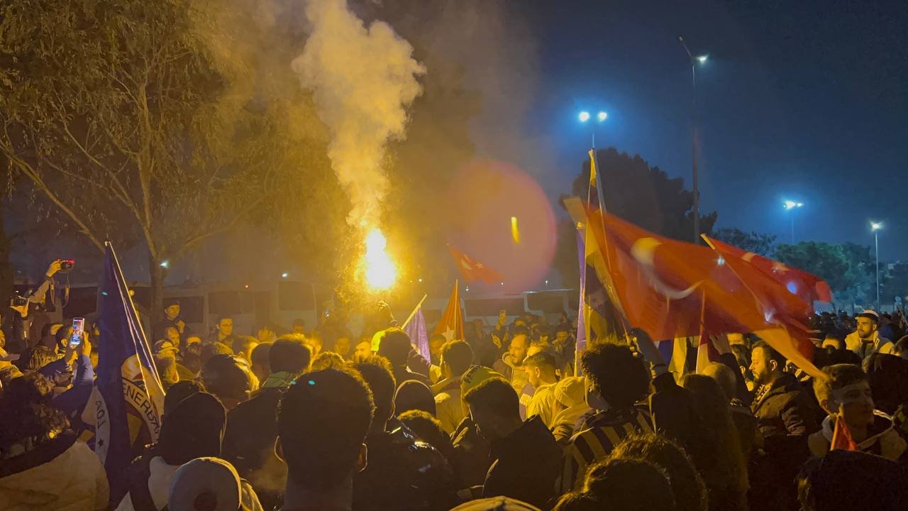 Fenerbahce and Galatasaray welcomed with enthusiasm in Istanbul