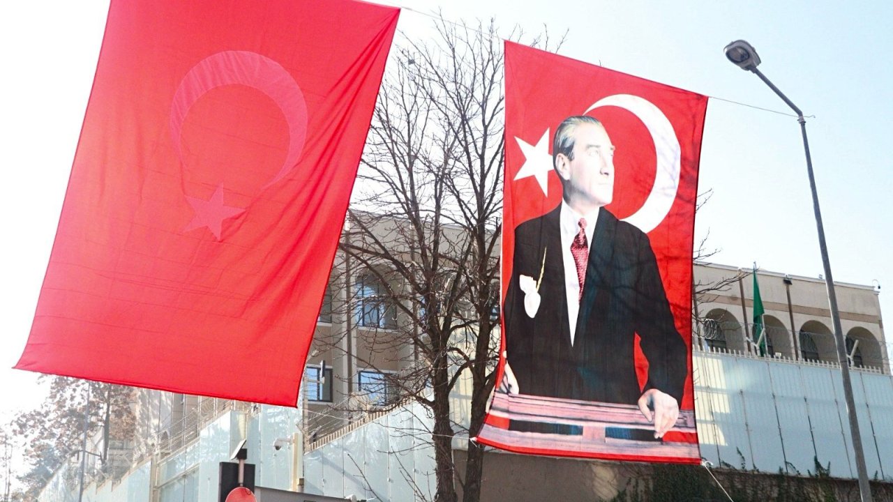 Suudi Arabistan Büyükelçiliği çevresi Atatürk posterleri ile donatıldı