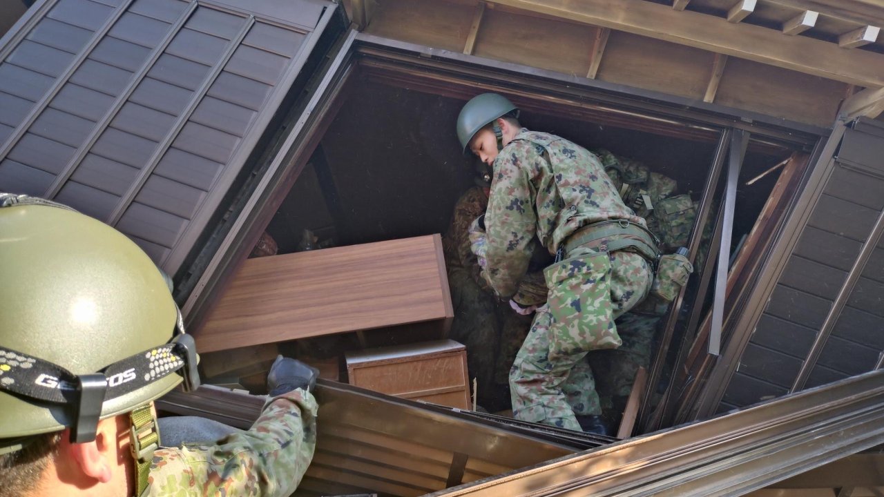 Japonya ordusu, 10 bin personelle deprem bölgesinde