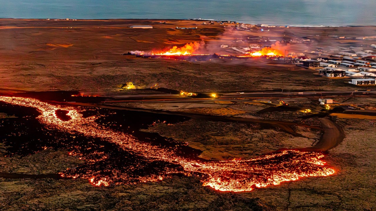 Icelandic volcano erupts: Lava reaches houses in the city