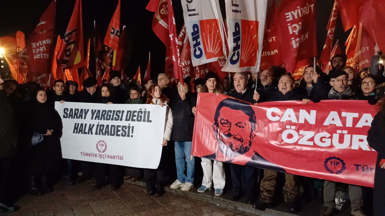 Can Atatay'ın milletvekilliğinin düşürülmesi protesto edildi