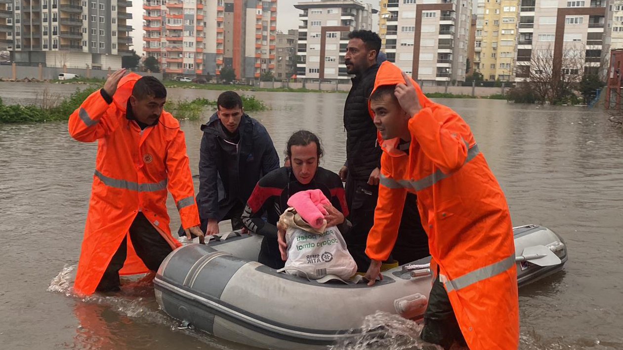 Antalya'yı sağanak vurdu; 5 ilçede okullar tatil