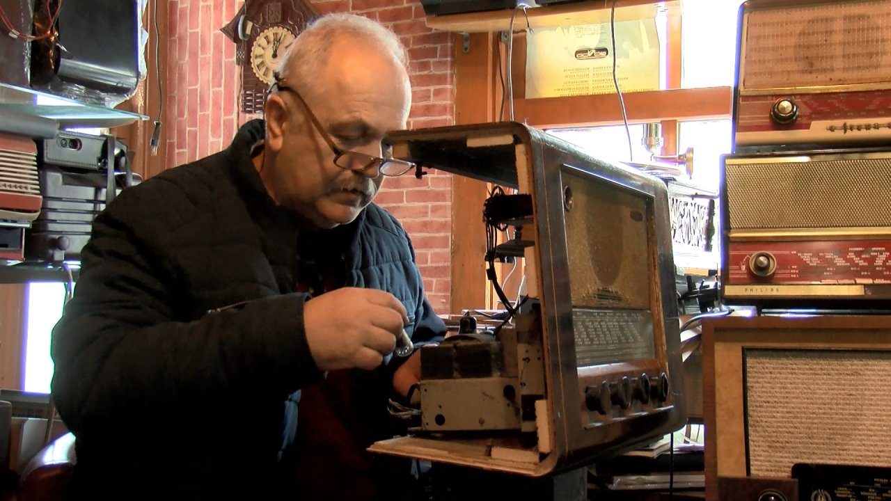 'Nostalji doktoru', 40 yıldır eski radyo ve gramofonları tamir ediyor