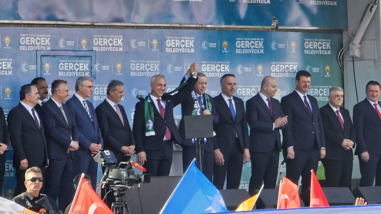 Cumhurbaşkanı Erdoğan: Türkiye'nin ikinci büyük partisi saç saça baş başa kavga ediyor