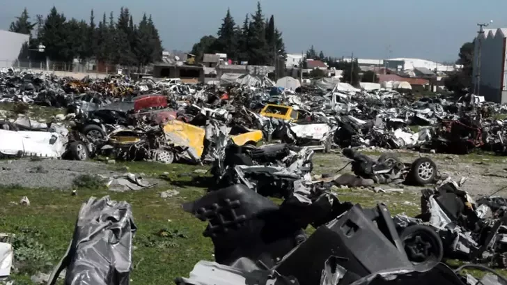 Hatay'da enkazda kalan sahibi belirlenemeyen binlerce araç hala arazilerde bekletiliyor