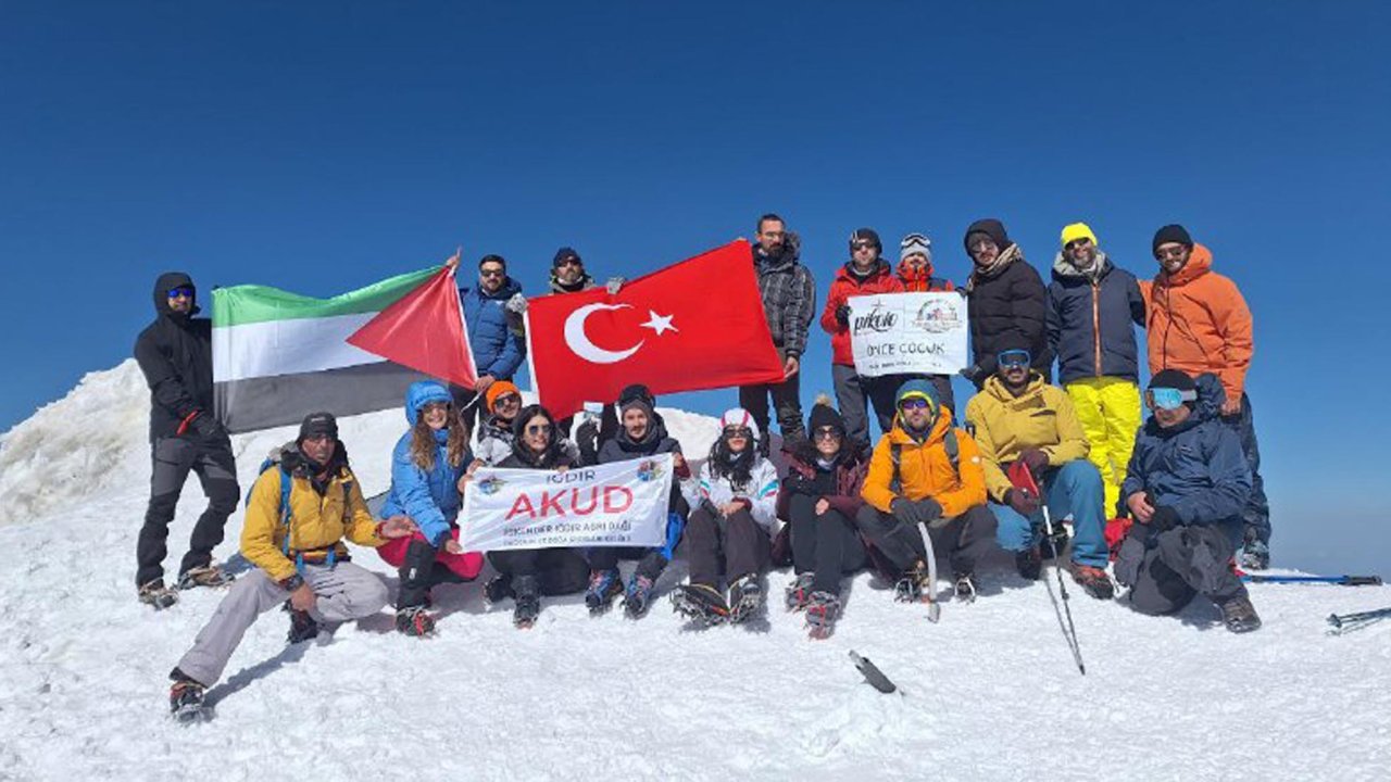 Ağrı Dağı'nın zirvesinde Türk ve Filistin bayrakları açtılar