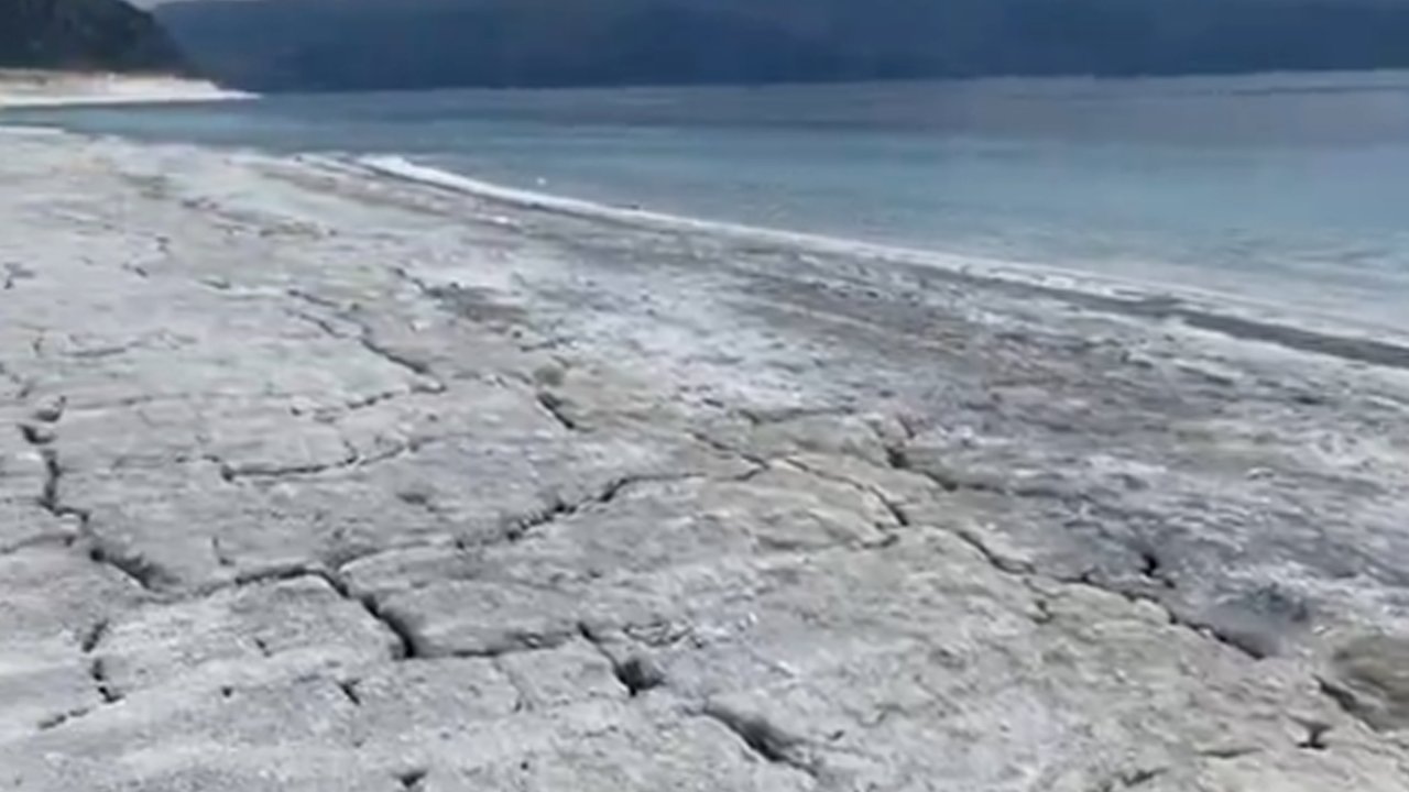 Salda Gölü'nde kuruma ve çöp alarmı