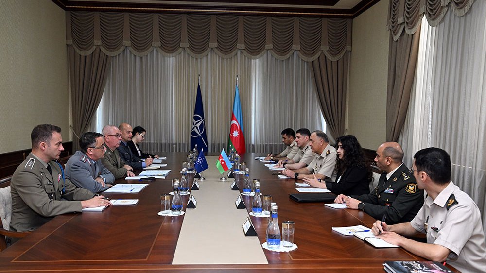 Azerbaijani army chief of general staff debates military co-op with NATO delegates