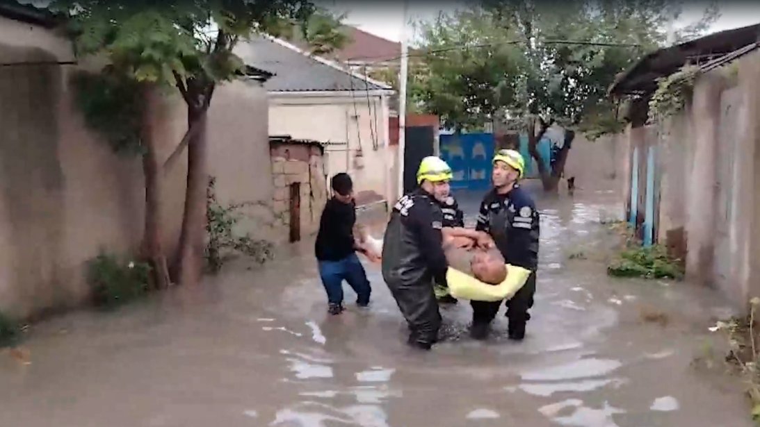 FHN: Yağış Bakı və Abşeronda fəsadlar yaradıb, 8 vətəndaş təxliyə edilib