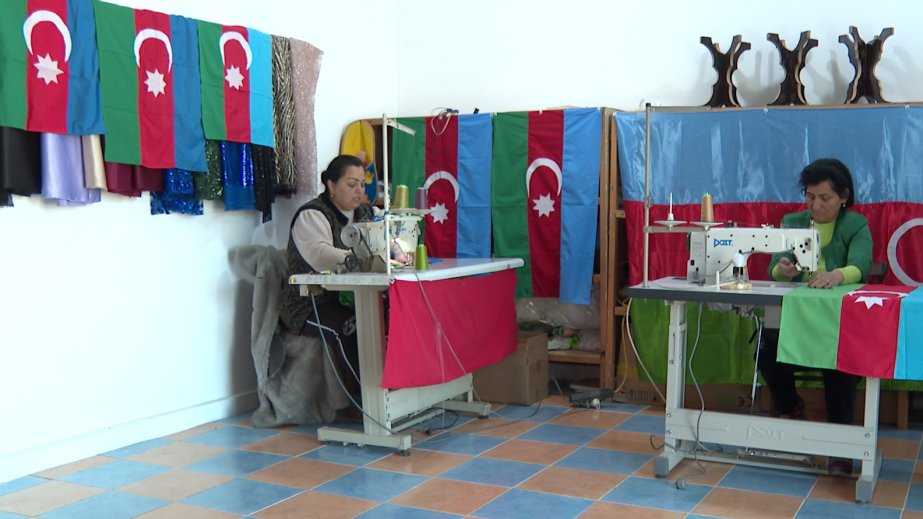 Bayraq tikən dərzilər Vətən müharibəsi günlərində də dayanmadan işləyiblər - REPORTAJ - FOTO