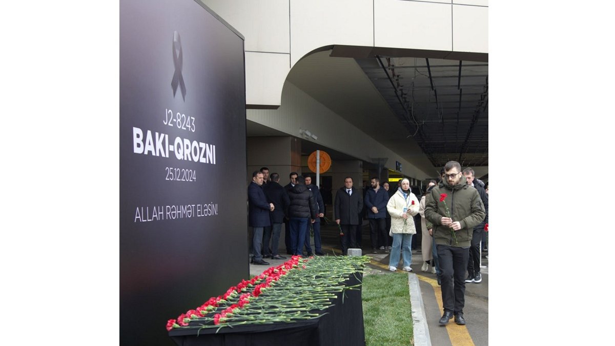 Bakı aeroportunda Aktaudakı təyyarə qəzası ilə bağlı xatirə stendi quraşdırılıb (FOTO)