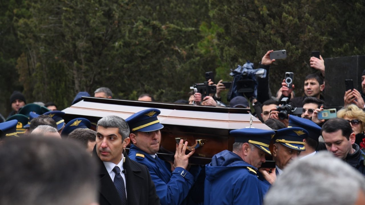 Təyyarə qəzasında həlak olan pilotlar II Fəxri Xiyabanda dəfn ediliblər (FOTO)