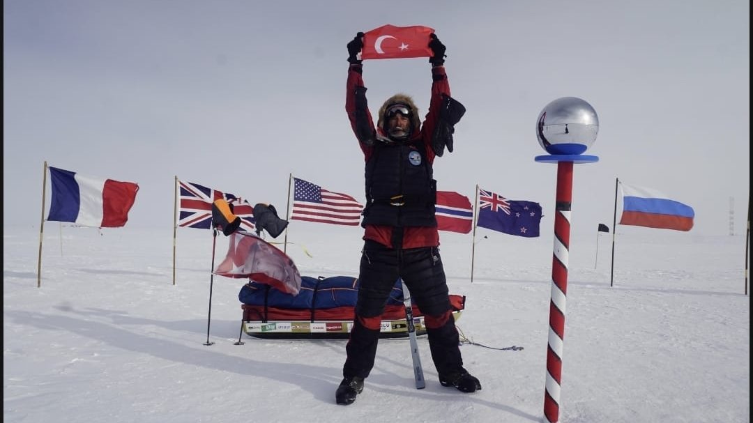 Antarktika'dan Güney Kutbu'na 933 km kızak çekerek ulaştı, Türk Bayrağı açıp, İstiklal Marşı okuyarak tarihe geçti