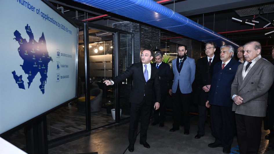 Pakistani PM visits "ASAN Khidmet" center in Baku