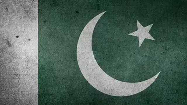 Pakistan'da trene saldırı: 100'den fazla yolcu kurtarıldı